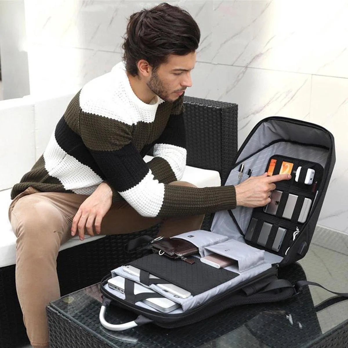 Arctic Hunter Rugzak voor laptop tot 16 inch met USB poort voor aansluiten van powerbank - Met code slot - zwart/grijs - Met veel extra opties