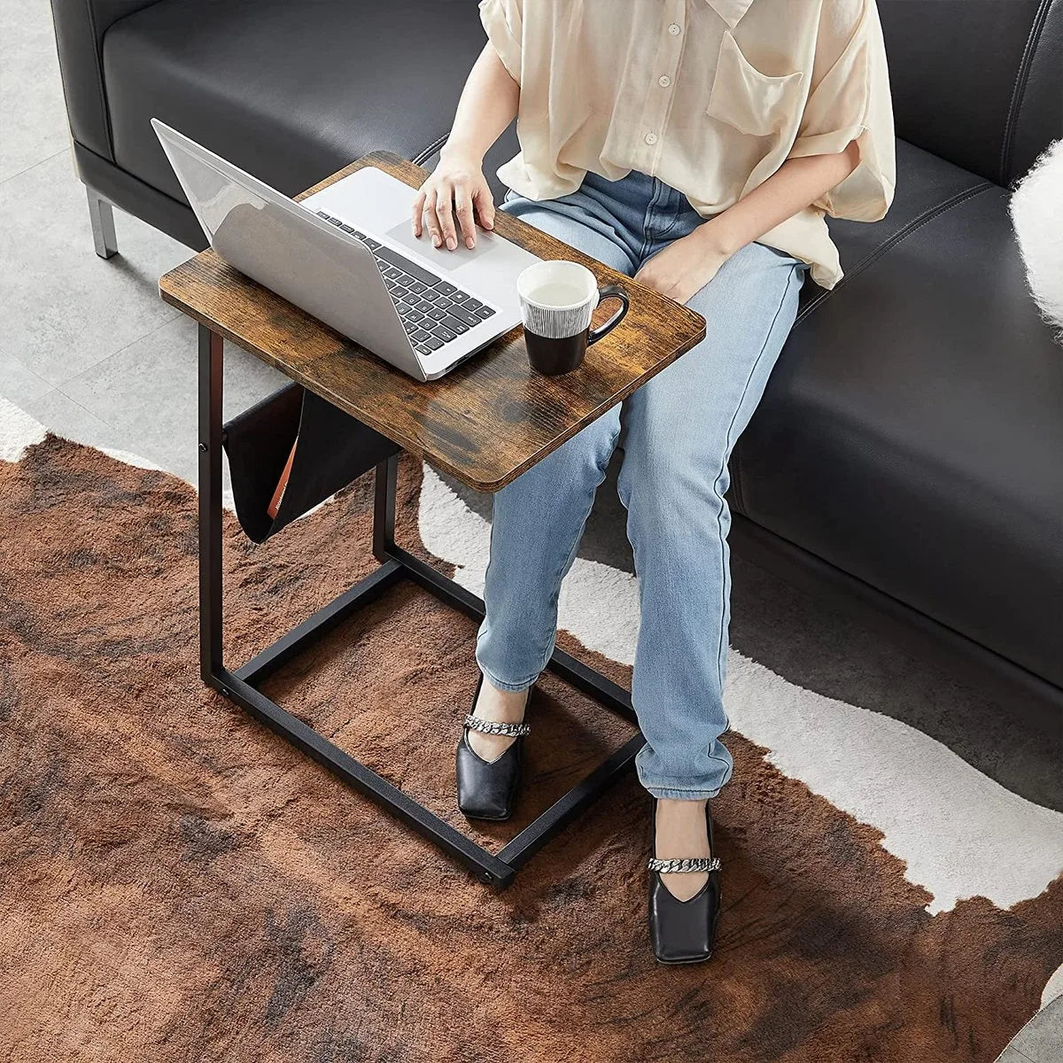 C-vormige salontafel, 50 x 35 x 62 cm, laptoptafel met stoffen tas, voor woonkamer, slaapkamer, industrieel ontwerp, vintage bruin-zwart LET351B01