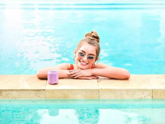 Compact Bluetooth speaker with strap – Roze