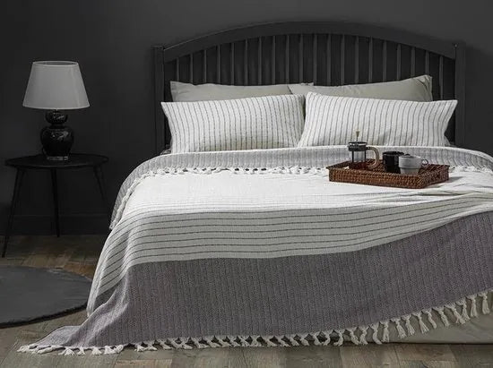 English Home bedsprei - Incl. 2 kussenslopen - 240x260 cm - Grijs