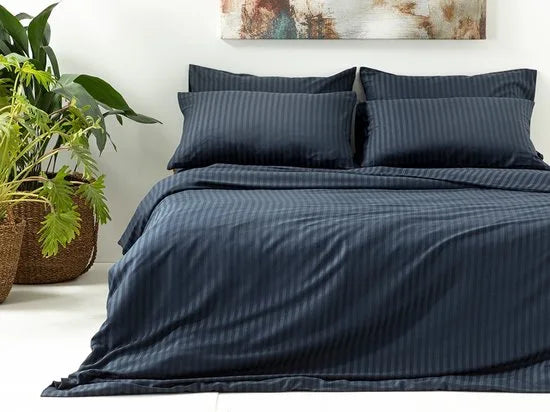 English Home - Chrystal King Size dekbedovertrekset - Hotel Look -Incl. Hoeslaken 180X200 cm - Incl. 2 kussenslopen - 240x220 cm – Donker Blauw