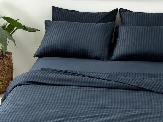 English Home - Chrystal King Size dekbedovertrekset - Hotel Look -Incl. Hoeslaken 180X200 cm - Incl. 2 kussenslopen - 240x220 cm – Donker Blauw