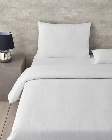 English Home Diamond Silky Cotton - Tweepersoons -Dekbedovertrekset - Zijdeachtig Katoenen - Incl. Hoeslaken 180x200 - 2 Kussenslopen - 240 x 220 cm - Wit