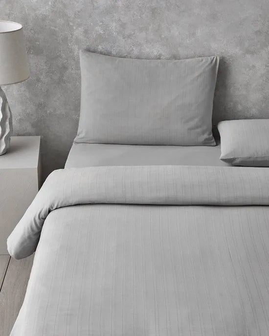 English Home Diamond Silky Cotton - Tweepersoons -Dekbedovertrekset - Zijdeachtig Katoenen - Incl. Hoeslaken 160x200 - Incl. 2 kussenslopen - 200 x 220 cm - Licht Grijs