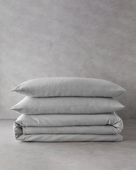 English Home Diamond Silky Cotton - Tweepersoons -Dekbedovertrekset - Zijdeachtig Katoenen - Incl. Hoeslaken 160x200 - Incl. 2 kussenslopen - 200 x 220 cm - Licht Grijs