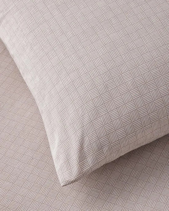 English Home Linework Dekbedovertrek Tweepersoons 200x220 cm – Incl. 2 Kussenslopen & 1 Laken 230x260 cm – Makkelijk te Strijken – Licht Bordeaux
