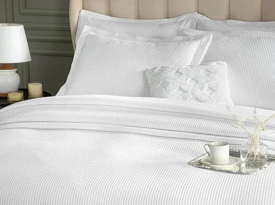 English Home Luxery bedsprei - Incl. 2 kussenslopen - 240x260 cm - Wit