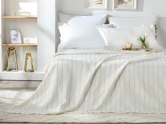 English Home Summer blanket - Bedsprei 200x220 cm - incl. 2 kussenslopen van 50x70 cm -Wit - Goud