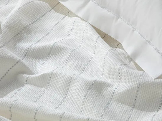 English Home Summer blanket - Bedsprei 200x220 cm - incl. 2 kussenslopen van 50x70 cm Wit-Zilver
