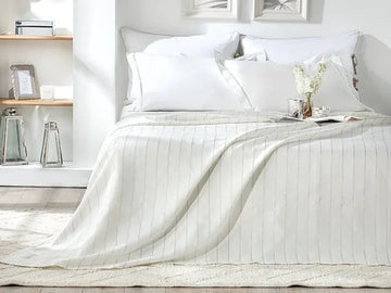 English Home Summer Blanket - Bedsprei 240x220 cm - incl. 2 Kussenslopen van 50x70 cm - Wit - Zilver