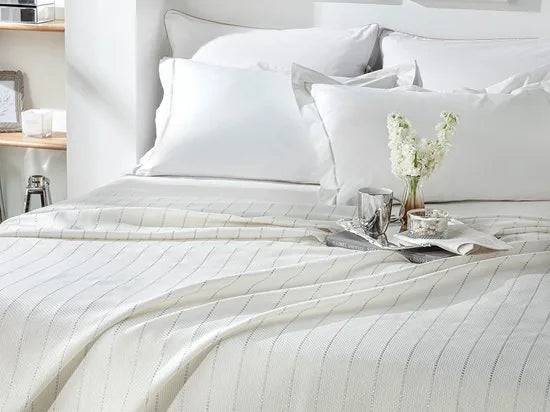 English Home Summer Blanket - Bedsprei 240x220 cm - incl. 2 Kussenslopen van 50x70 cm - Wit - Zilver