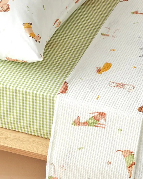 English Home - Sweety Dogs - Kinder Zomerdekenset - Incl 1x Kussensloop- Incl. Hoeslaken 100x200 - 100% Katoen - 150x220 cm - Groen/ Kleurrijk