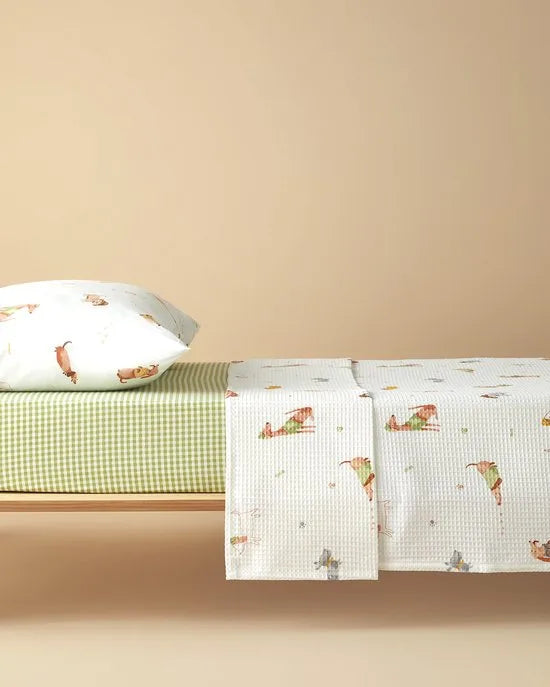 English Home - Sweety Dogs - Kinder Zomerdekenset - Incl 1x Kussensloop- Incl. Hoeslaken 100x200 - 100% Katoen - 150x220 cm - Groen/ Kleurrijk