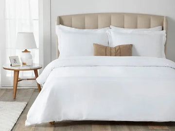 English Home Vivian - Framed Cotton Satin Double - Luxe Dekbedovertrekset -4 Kussenslopen - Onderlaken- - Duvet Cover Set - 200x220 cm -Wit
