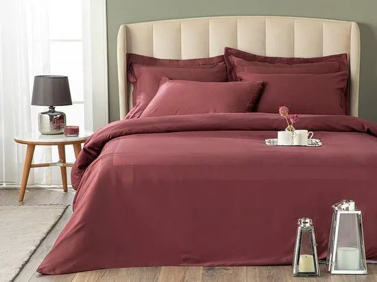 English Home Vivian - Framed Cotton Satin Double - Luxe Dekbedovertrekset -4 Kussenslopen - Onderlaken- - Duvet Cover Set - 200x220 cm - Bordeaux- Rood