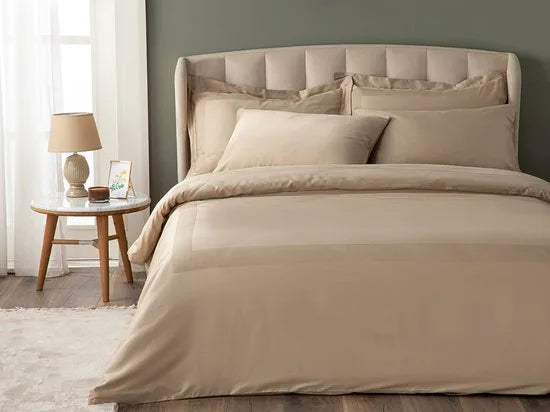 English Home Vivian - Framed Cotton Satin Double - Luxe Dekbedovertrekset -4 Kussenslopen - Onderlaken- - Duvet Cover Set - 200x220 cm -Beige