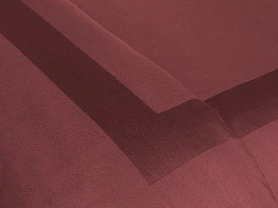 English Home Vivian - Framed Cotton Satin Double - Luxe Dekbedovertrekset -4 Kussenslopen - Onderlaken- - Duvet Cover Set - 200x220 cm - Bordeaux- Rood