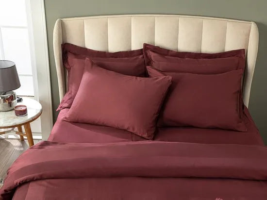 English Home Vivian - Framed Cotton Satin Double - Luxe Dekbedovertrekset -4 Kussenslopen - Onderlaken- - Duvet Cover Set - 200x220 cm - Bordeaux- Rood