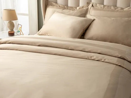 English Home Vivian - Framed Cotton Satin Double - Luxe Dekbedovertrekset -4 Kussenslopen - Onderlaken- - Duvet Cover Set - 200x220 cm -Beige