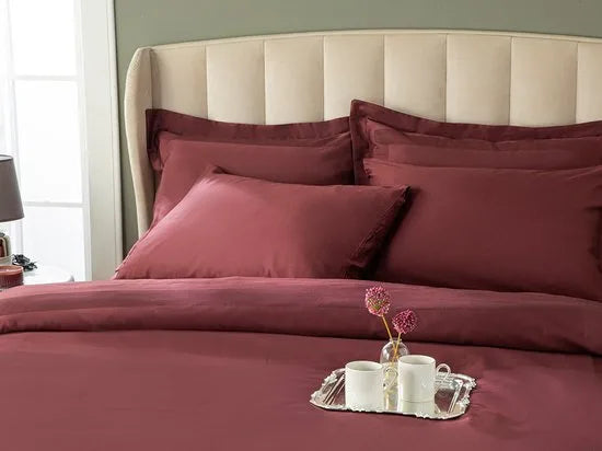 English Home Vivian - Framed Cotton Satin Double - Luxe Dekbedovertrekset -4 Kussenslopen - Onderlaken- - Duvet Cover Set - 200x220 cm - Bordeaux- Rood