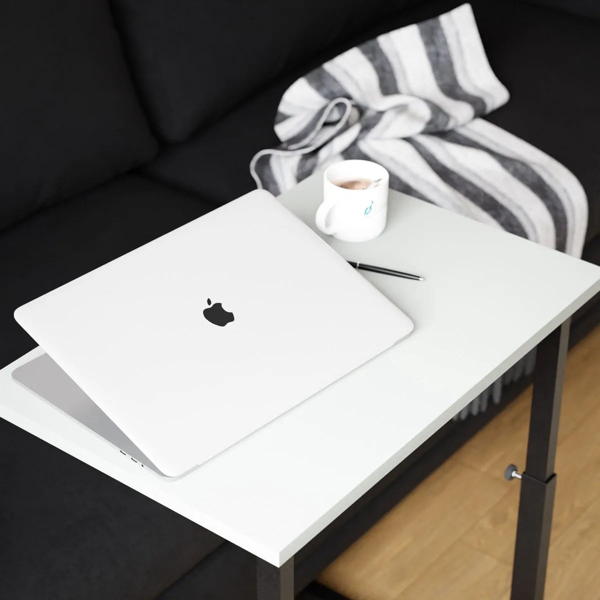 FurniChic - Bijzettafel - Houten en Metalen - Wit - Hoogte Verstelbaar Laptoptafel - Thuis en Kantoor - 60x40x43/73 cm