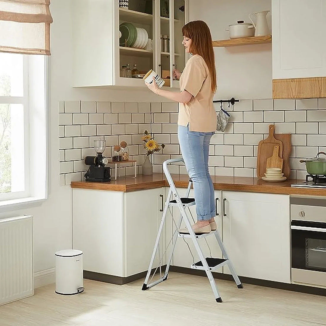 FurnStar 3 Sports ladder - Opvouwbare ladder -Sportbreedte 20 cm - Antislip rubber - Met handgreep - Draagvermogen 150 kg - Staal - GS -Gecertificeerd - Zwart Wit