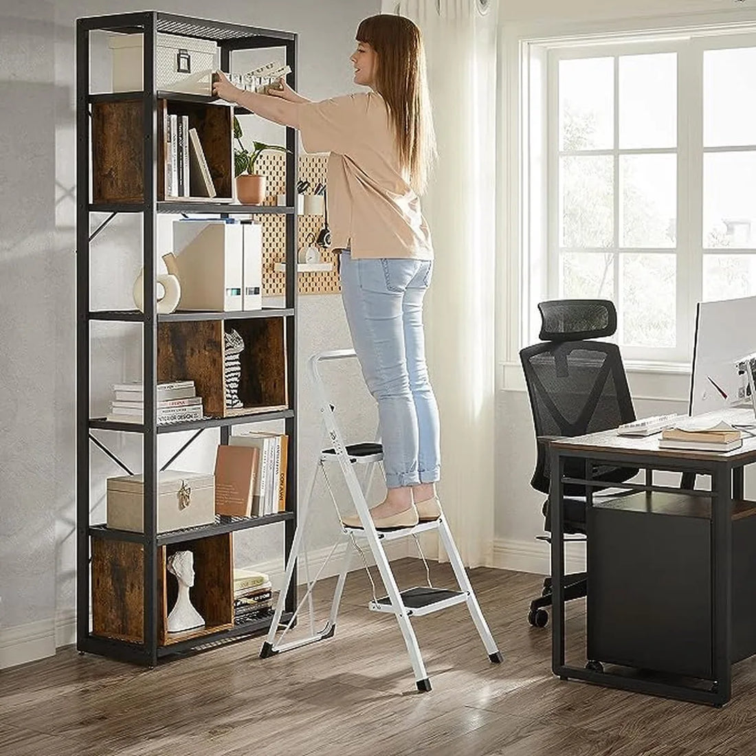 FurnStar 3 Sports ladder - Opvouwbare ladder -Sportbreedte 20 cm - Antislip rubber - Met handgreep - Draagvermogen 150 kg - Staal - GS -Gecertificeerd - Zwart Wit
