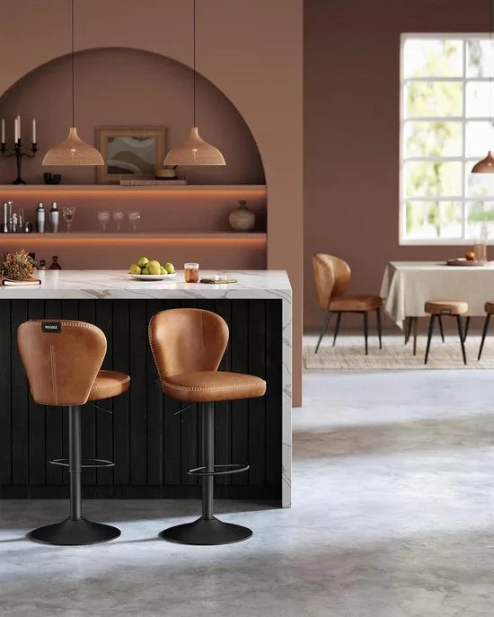 FurnStar - Barkruk - 360° Draaibare Barkruk - Set van 4 - In Hoogte Verstelbare Barstoel met Rugleuning - Kunstleer - Naden - Mid-Century Moderne Stijl - Keuken - Huisbar - Eenvoudige Montage - Karamelbruin