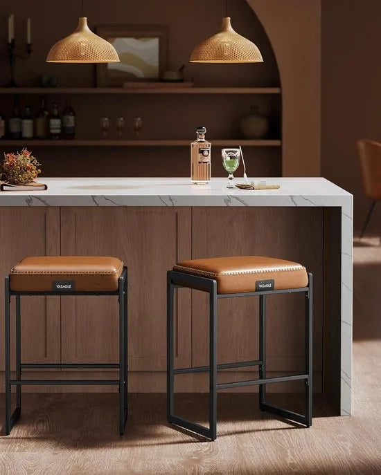 Furnstar Barkruk – Set van 2 – Barstoel / Keukenstoel – Kunstleer met Naden – Mid-Century Modern Design – Zithoogte 66 cm – Voor Huisbar & Eetkamer – Eenvoudige Montage – Karamelbruin