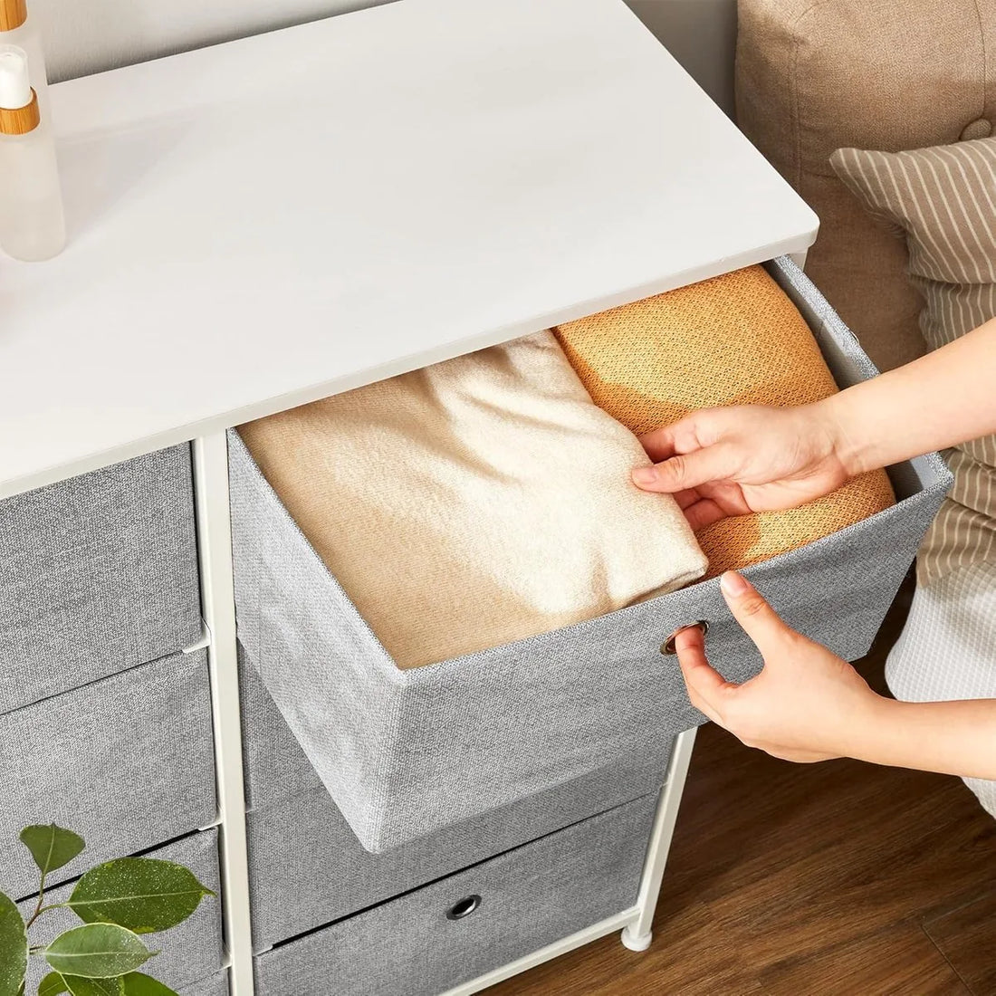 FurnStar Commode – Opbergkast met 8 stoffen laden – Metalen frame en tafelblad – Voor kledingkast of woonkamer – Lichtgrijs/Wit