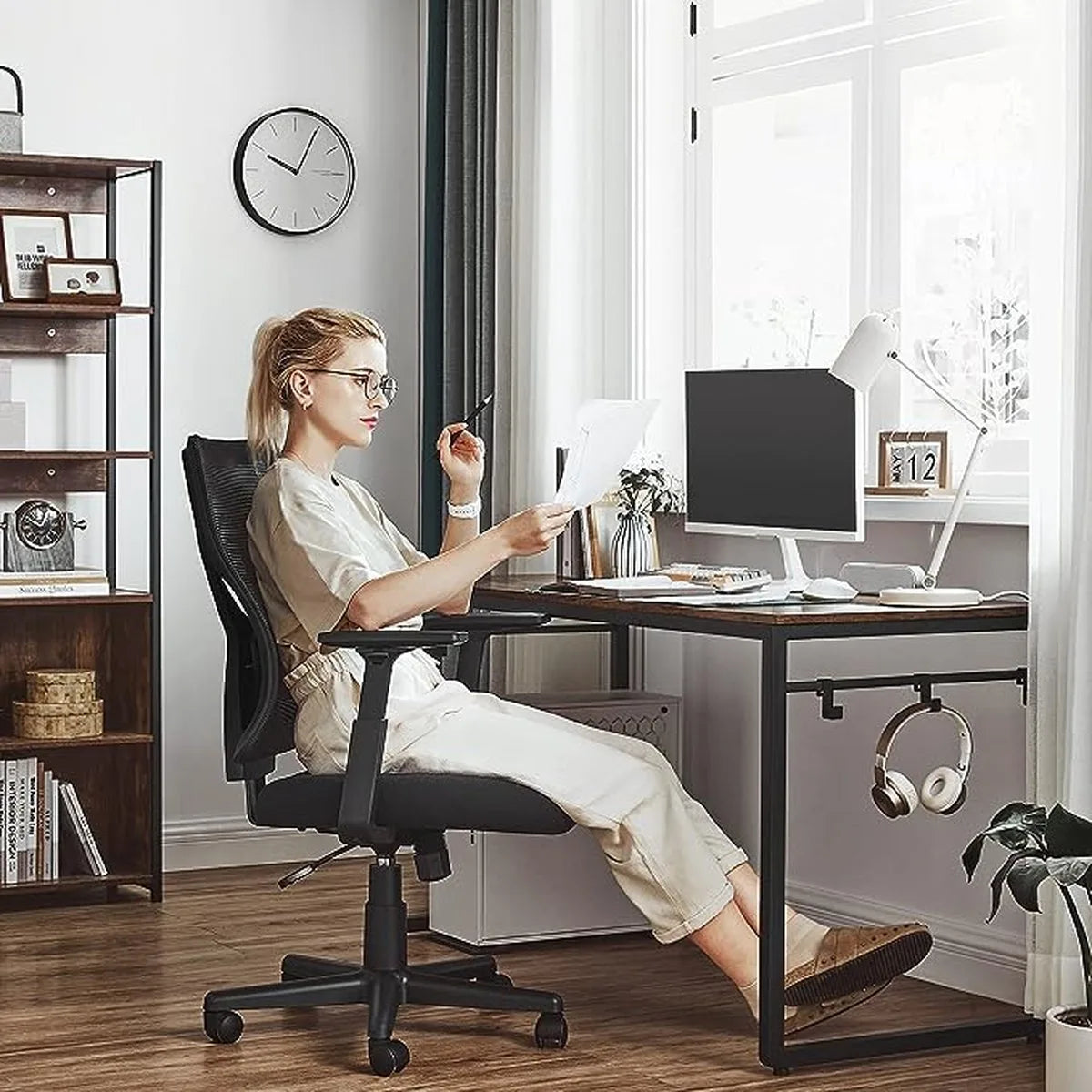 FurnStar - Ergonomische Bureaustoel - Computerstoel Met Kantelmechanisme - Verstelbare Armleuningen - Draagvermogen Tot 120 Kg - Zwart