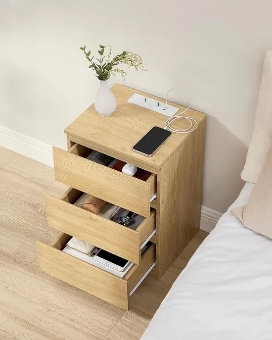 Furnstar Kailyn Collection - Nachtkastje met stekkerdoos - Bijzettafel 3 laden - 2 AC-stopcontacten - 2 USB-A-aansluitingen - Modern -Ebbenzwart – Strogeel