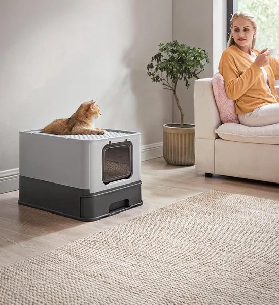 FurnStar - Kattenbak - Kattentoilet - Met Deksel - Uittrekbaar Dienblad - Schep - Borstel - Ruim - Voor Katten Tot 15 Kg - Minder Sporen - Lekvrije Bodem - Havermoutkleurig - Antracietgrijs / Duifgrijs Kleur .