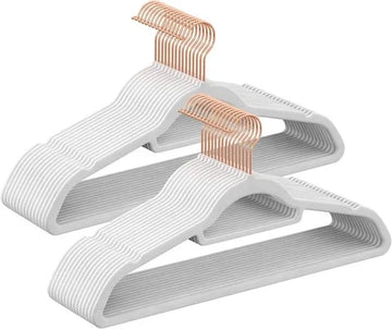 FurnStar – Set van 30 Fluwelen Kledinghangers – Antislip – 360° Draaibare Haak – Dun & Stevig – Met Stropdasstang – Voor Jassen, Jurken en Broeken – 43,5 x 0,6 cm - Wit & Roségoud