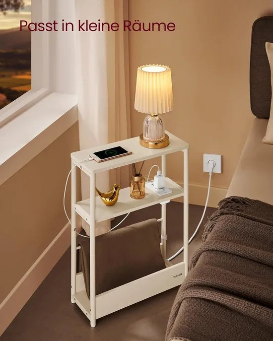 FurnStar – Smalle bijzettafel – Nachtkastje met oplaadfunctie – 3 planken & tijdschriftenhouder – 18 x 45 x 58 cm – Crèmewit