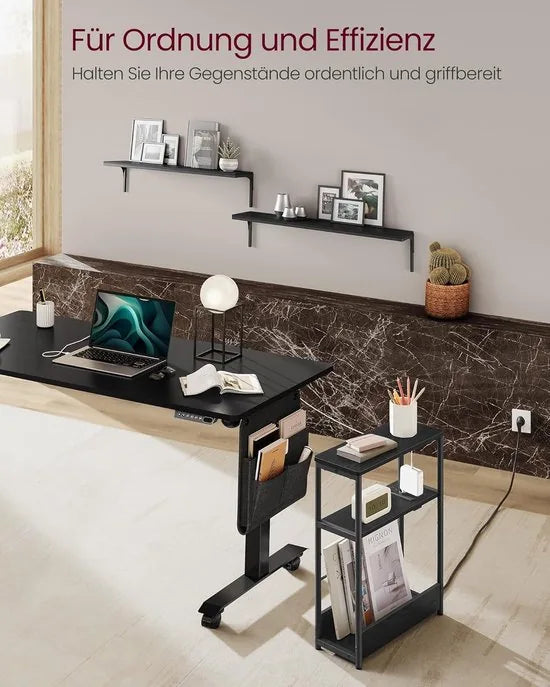 FurnStar – Smalle bijzettafel – Nachtkastje met oplaadfunctie – 3 planken & tijdschriftenhouder – 18 x 45 x 58 cm – Ebbenzwart-inktzwart