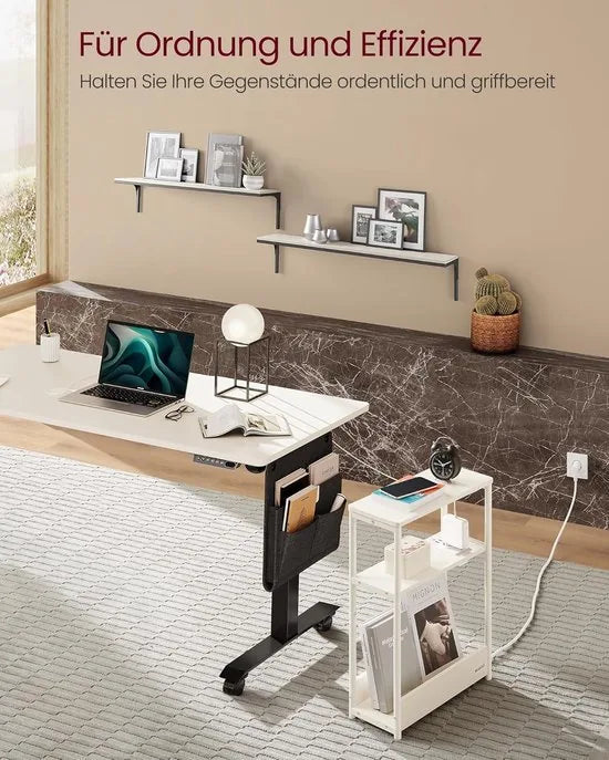 FurnStar – Smalle bijzettafel – Nachtkastje met oplaadfunctie – 3 planken & tijdschriftenhouder – 18 x 45 x 58 cm – Crèmewit