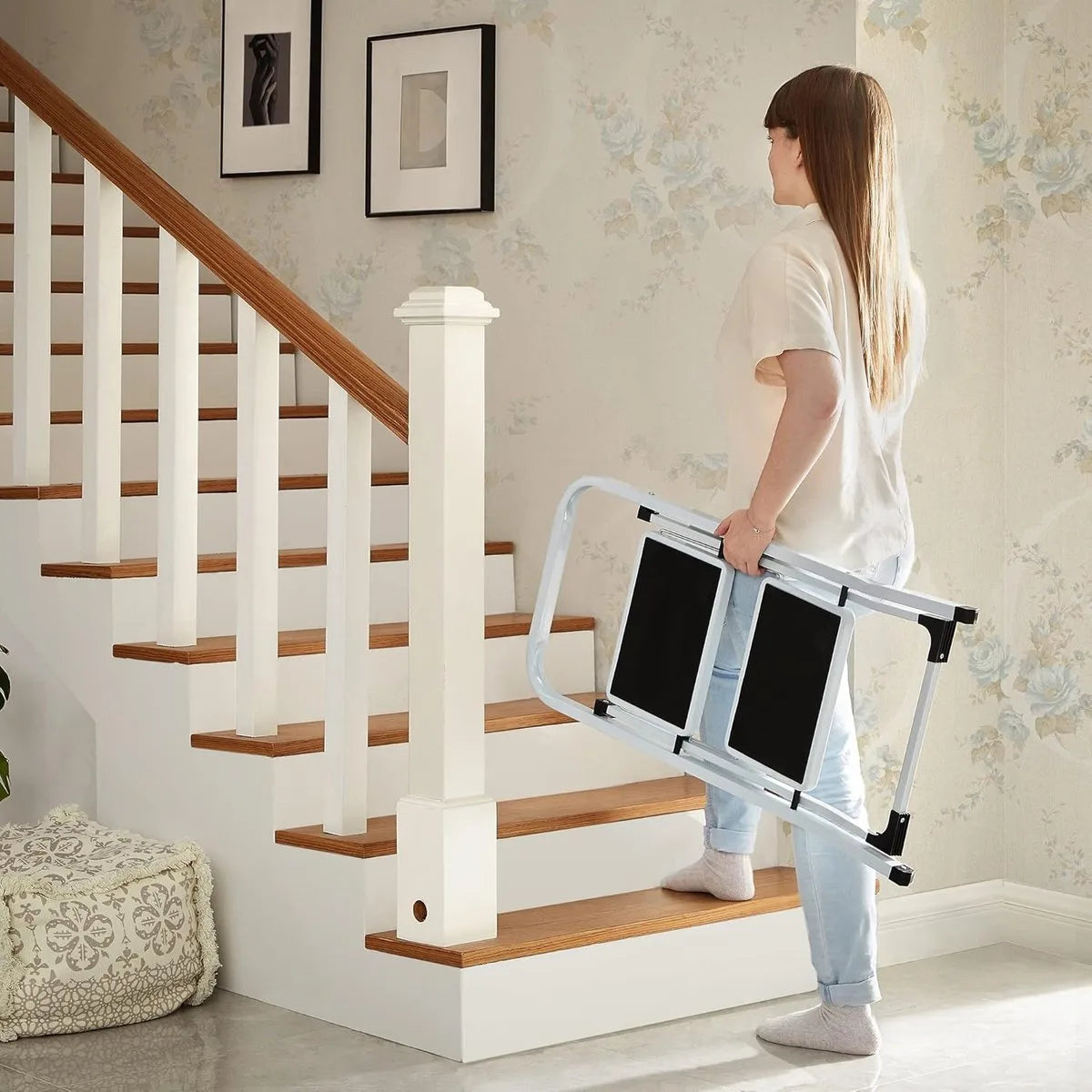 FurnStar - Trapladder - 2-Stapsladder - Vouwladder - Veiligheidsslot - Ruimtebesparende Opslag - Draagvermogen tot 150 kg - Wit