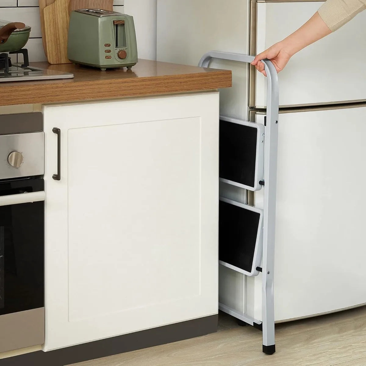 FurnStar - Trapladder - 2-Stapsladder - Vouwladder - Veiligheidsslot - Ruimtebesparende Opslag - Draagvermogen tot 150 kg - Wit