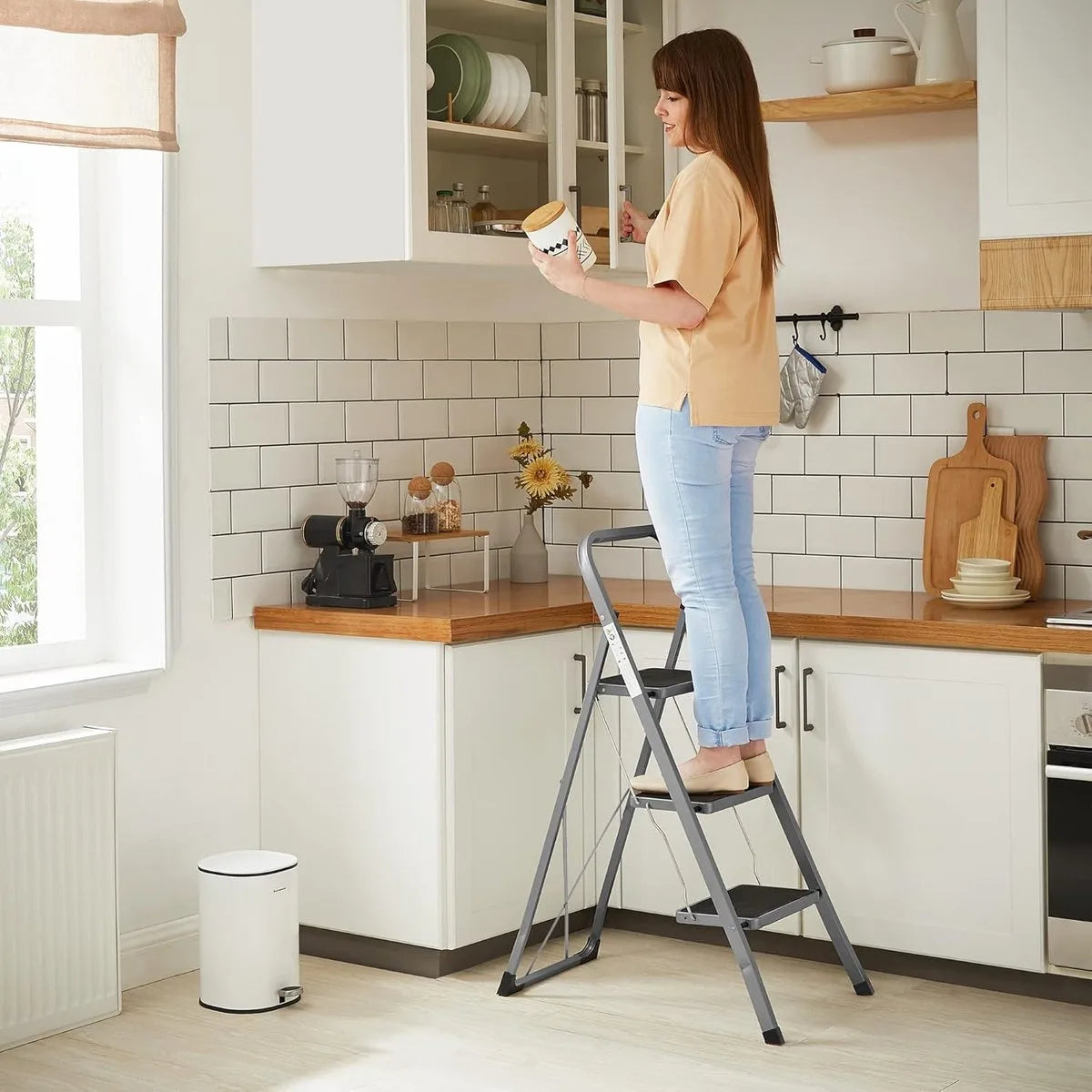 FurnStar - Trapladder - 3-Stapsladder - Vouwladder - Veiligheidsslot - Ruimtebesparende Opslag - Draagvermogen tot 150 kg - Duifgrijs