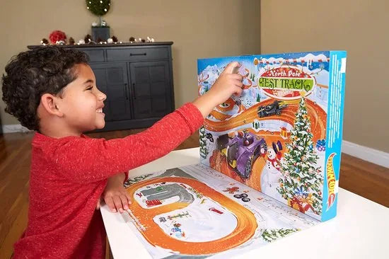 Hot Wheels GTD78 - 2021 adventskalender met 24 verrassingen, inclusief 8 voertuigen in schaal 1:64, andere coole accessoires, speelmat, kerstcadeau voor verzamelaars en kinderen vanaf 3 jaar