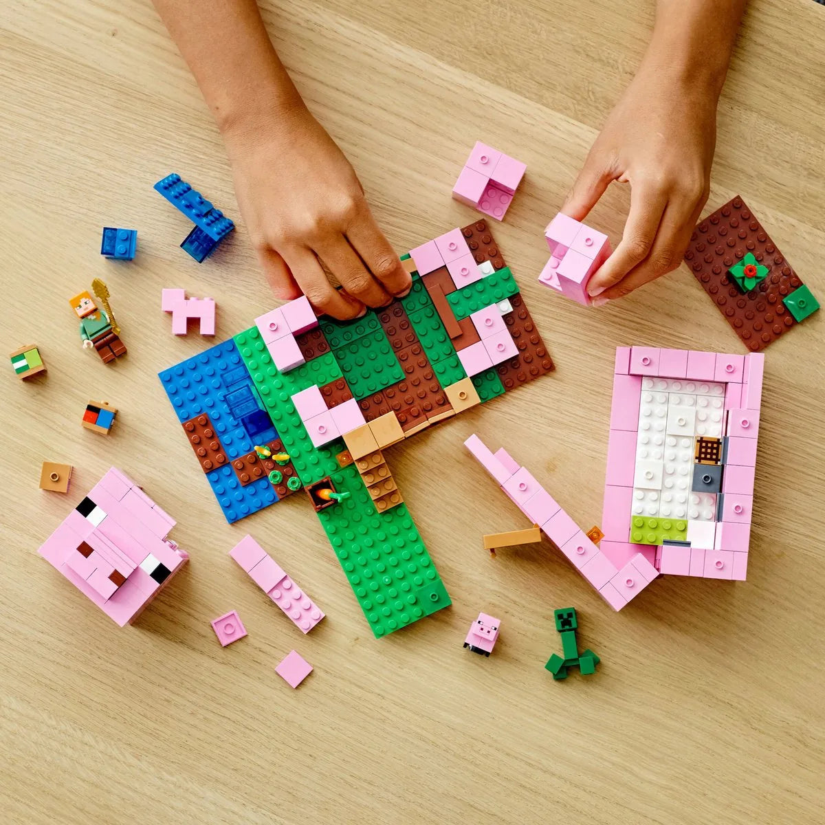 LEGO® MinecraftTM Het varkenshuis 21170; ben je op zoek naar een leuk Minecraft cadeau voor kinderen? Dit coole LEGO speelgoed voor Minecraft spelers bevat Alex, een CreeperTM en een huis in de vorm van een reusachtig varken om zelf te bouwen (490 on