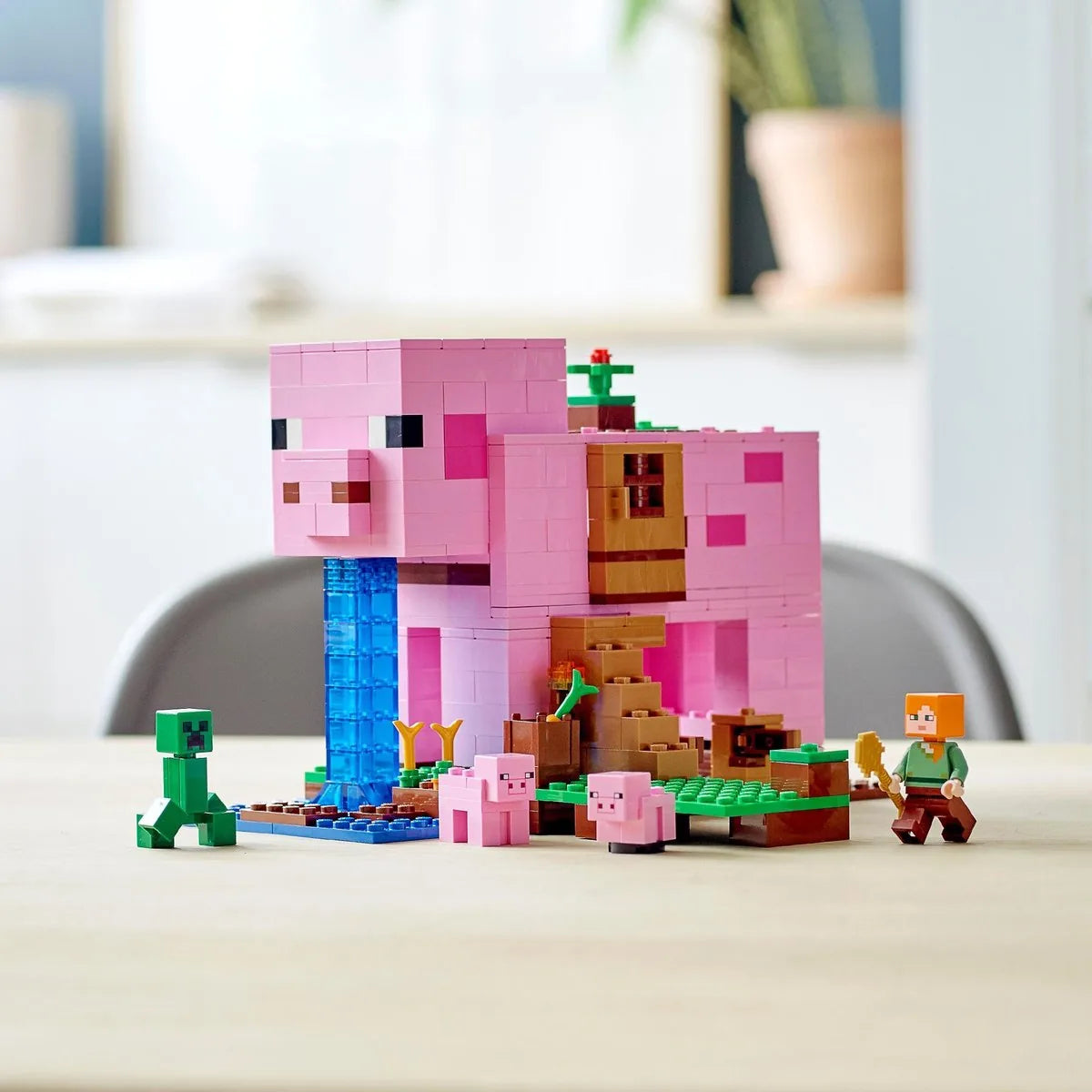 LEGO® MinecraftTM Het varkenshuis 21170; ben je op zoek naar een leuk Minecraft cadeau voor kinderen? Dit coole LEGO speelgoed voor Minecraft spelers bevat Alex, een CreeperTM en een huis in de vorm van een reusachtig varken om zelf te bouwen (490 on