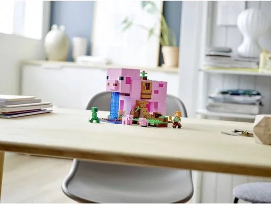 LEGO® MinecraftTM Het varkenshuis 21170; ben je op zoek naar een leuk Minecraft cadeau voor kinderen? Dit coole LEGO speelgoed voor Minecraft spelers bevat Alex, een CreeperTM en een huis in de vorm van een reusachtig varken om zelf te bouwen (490 on