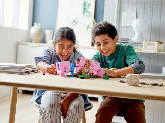 LEGO® MinecraftTM Het varkenshuis 21170; ben je op zoek naar een leuk Minecraft cadeau voor kinderen? Dit coole LEGO speelgoed voor Minecraft spelers bevat Alex, een CreeperTM en een huis in de vorm van een reusachtig varken om zelf te bouwen (490 on