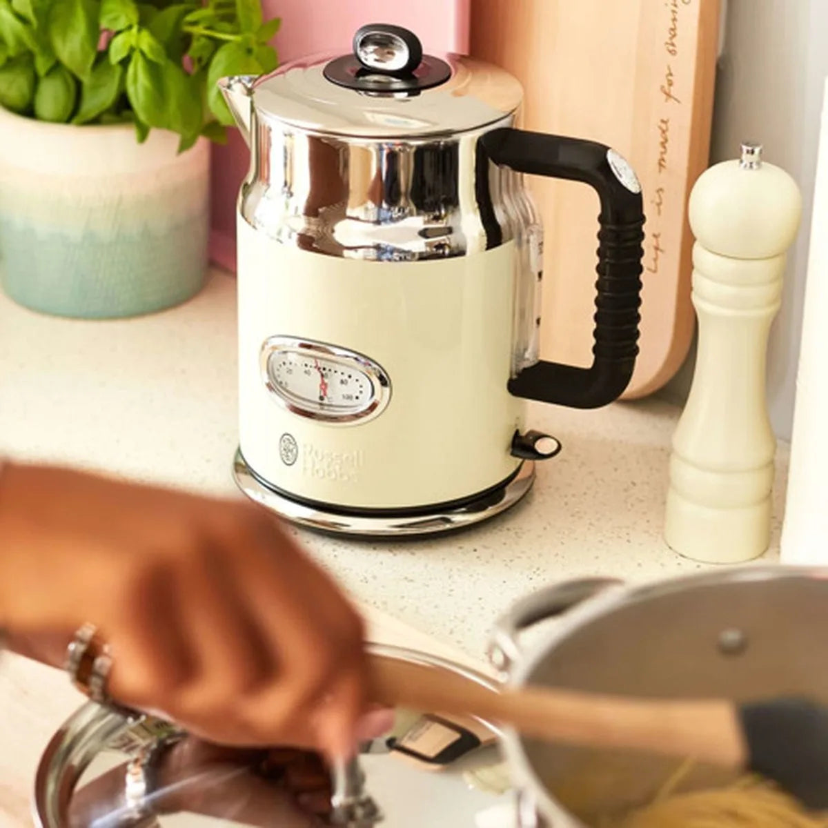Russell Hobbs 21672-70 Retro Vintage Cream Waterkoker - Crème