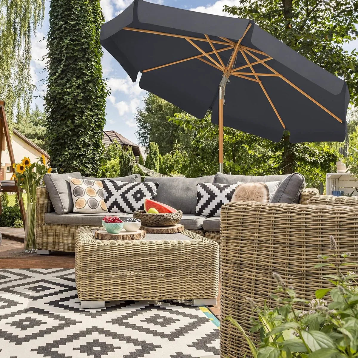 SONGMICS Balkonparasol, 200 x 125 cm, rechthoekige balkonparasol, bescherming tegen de zon tot UPF 50+, parasolstok, houten parasol baleinen, buigbaar, zonder standaard, tuin, buiten, grijs GPU26GY